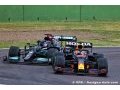Hamilton taking 'big risks' to beat Verstappen