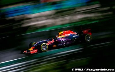 Ricciardo et Kvyat sur le podium en pensant à Bianchi