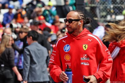 Hamilton dénonce une F1 sans voix pour les pilotes, Sainz met la pression pour en tenir compte