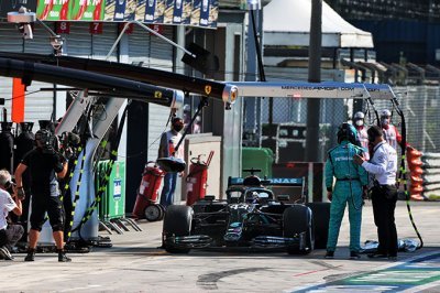 Wolff critique une décision ’inhabituelle’ de fermer la voie des stands