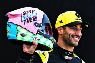 Daniel Ricciardo présente son nouveau casque 