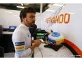 Alonso fait la promotion de sa nouvelle marque de mode dans les paddocks