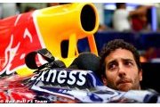 Ricciardo cool on struggling Kvyat's contribution