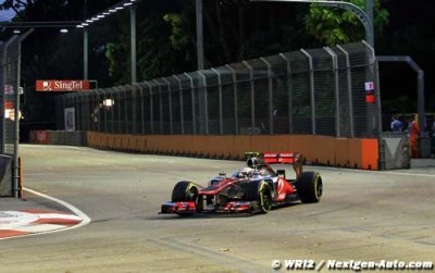 Lewis Hamilton storms to pole under the lights at Singapore