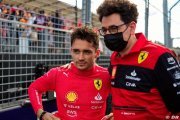 Ferrari 'ne gère pas' son avance, Leclerc et Sainz 'libres de se battre'