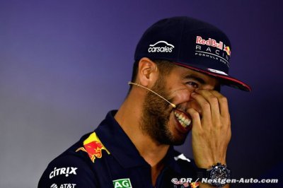 Ricciardo&nbsp;: pour son shoey, Bottas avait besoin de vodka dans sa chaussure&nbsp;!