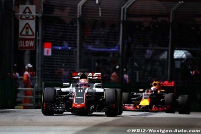 Grosjean poursuit son week-end ‘étrange’ dans les rails