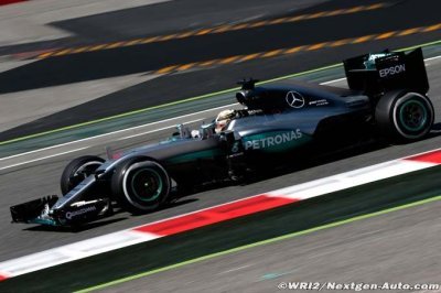 Hamilton on pole in Spain ahead of Rosberg