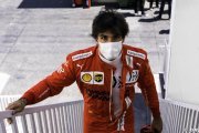 Sainz ne voit pas sa place menacée par les jeunes pilotes de Ferrari