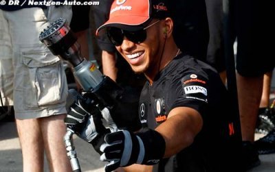 Title hopes ’very small’ admits Hamilton