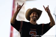 Ricciardo wants to revive 'race car driver' image