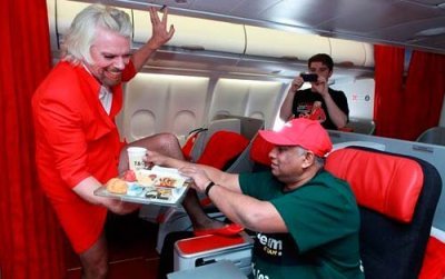 Branson a tenu son pari et joué les hôtesses de l’air