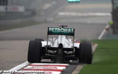 Schumacher abandonne avec une roue pas serrée