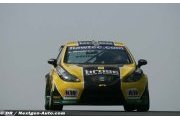 Monteiro driving with SEAT SunRed at Valencia