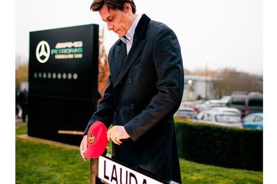 Mercedes F1 renomme la route menant à son usine en l’honneur de Lauda