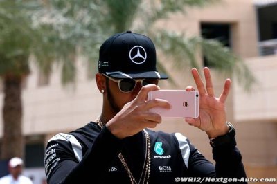 Hamilton defies paddock ’Snapchat’ ban