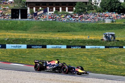 Crash de Verstappen&nbsp;: Max tacle la lenteur de la FIA, Russell défend la décision