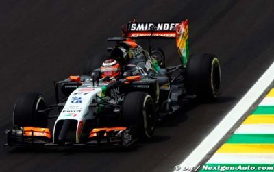 Hulkenberg en piste, Perez au garage