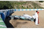 Le crash d'Hamilton force Mercedes à arrêter ses essais