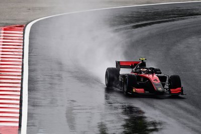 Hongrie, Qualifications&nbsp;: Ilott en pole après un drapeau rouge