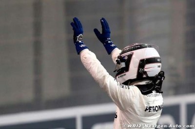 Wolff et Zetsche félicitent Bottas pour sa fin de saison