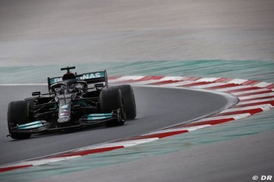 Hamilton denies being ’furious’ about tyre call