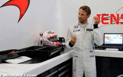 Button très heureux de courir à domicile