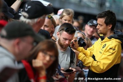 Palmer pushing to keep Renault seat