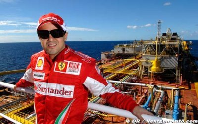 Massa en visite sur une plateforme pétrolière