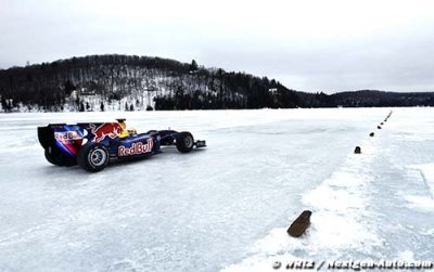 Verstappen en démo avec une Red Bull sur la neige