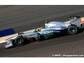 Hamilton a le sourire, Rosberg pas du tout