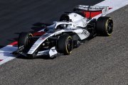 Cadillac F1 a pris la piste sur le circuit de Sakhir avec sa nouvelle livrée