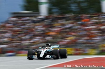Hamilton critique le choix de pneus de Pirelli