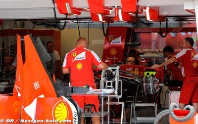Hamilton’s father visits Maranello