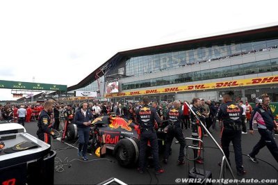 Red Bull a remplacé les ailerons arrière sur la grille à Silverstone