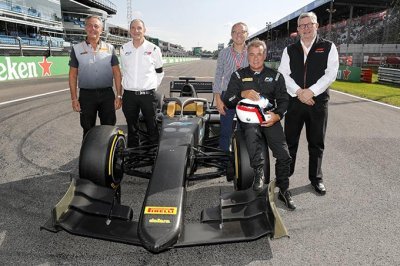 Jean Alesi exhibits 18-inch Pirelli tyres at Monza
