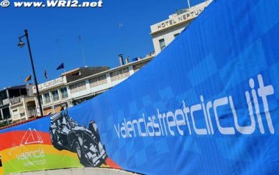 Warm morning greets paddock in Valencia