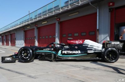 Hamilton engrange 130 tours avec les Pirelli de 18 pouces