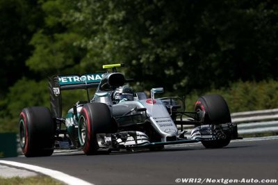Hungaroring, L2&nbsp;: Rosberg en tête, Hamilton dans le mur de pneus