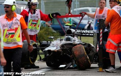 Gros accident pour Magnussen, châssis et boîte à changer
