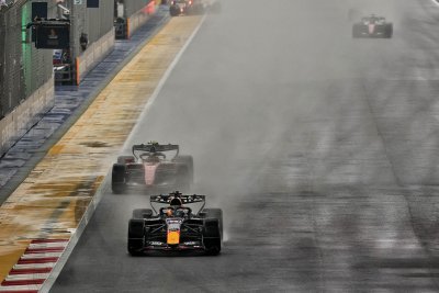 Verstappen a ’gardé le contrôle’ après le crash de Russell mais veut surtout gagner la course