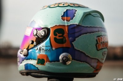 Daniel Ricciardo présente son casque pour la saison 2021 de F1