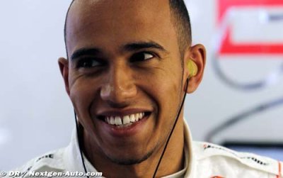 Hamilton attend la pluie de pied ferme