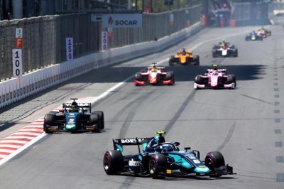 Bakou, Course 2&nbsp;: Latifi gagne entre les voitures de sécurité