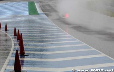 Rain starts to fall at Interlagos