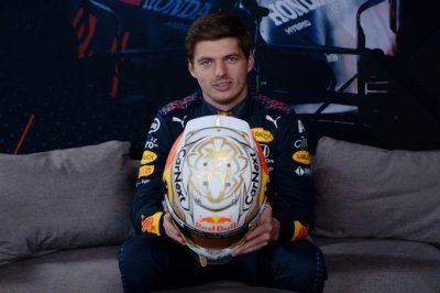 Au revoir le 33, bonjour le n°1&nbsp;: Verstappen dévoile son casque 2022