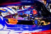 Albon apprivoise encore les nombreux boutons de son volant