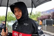 Zhou n'est 'pas aussi inquiet' qu'en 2022 au sujet de son volant