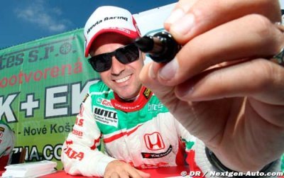 Tiago Monteiro sur le podium de la finale du WTCC