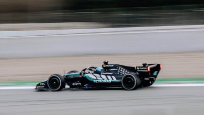 Russell&nbsp;: Mercedes F1 a réussi le pari de la fiabilité, mais la performance reste un mystère